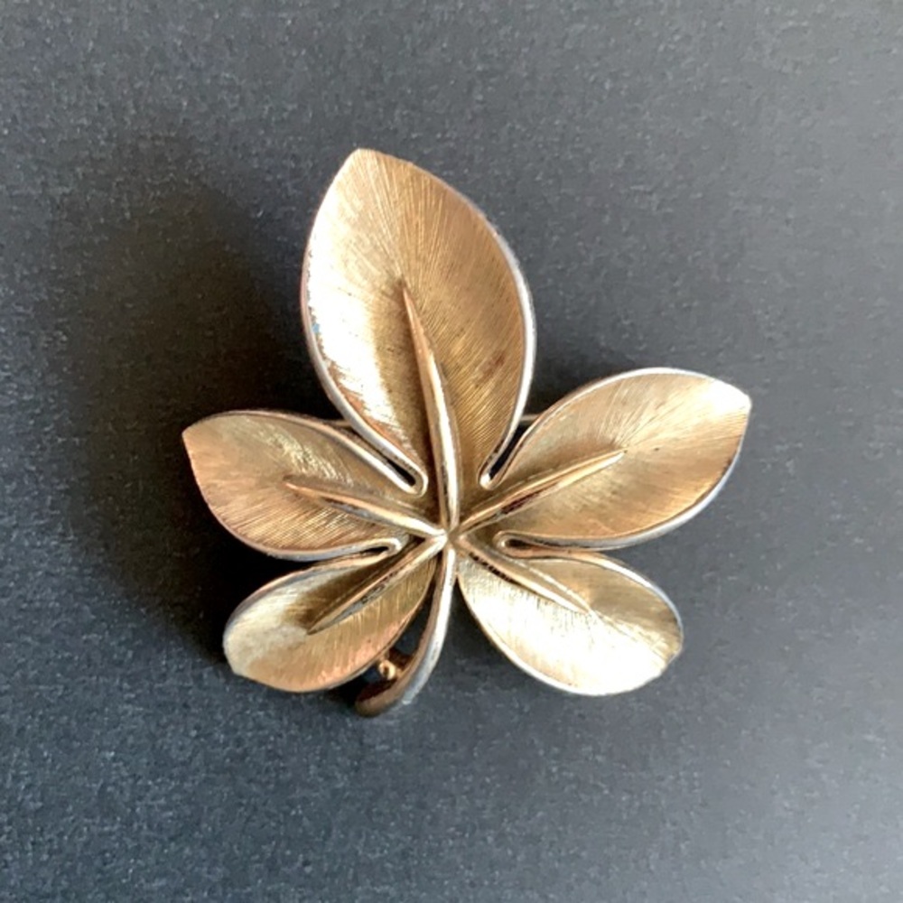 🦋3/$20 Vintage 1960’s Monet Gold Toned Brooch